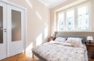 - une chambre avec un lit et une fenêtre dans l'établissement Lipowa II Cosy&Central&FreeParking Pokój, à Łódź
