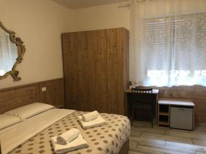 a bedroom with a bed and a desk with towels on it at Casa Mia in Verona