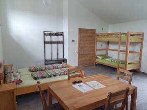Zimmer mit einem Tisch, Stühlen und Etagenbetten in der Unterkunft Gästehaus Martha in Rust