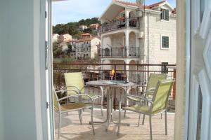 patio con mesa y sillas en el balcón en Apartments Bulicic, en Trogir