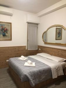 um quarto com uma cama com duas toalhas em Casa Mia em Verona