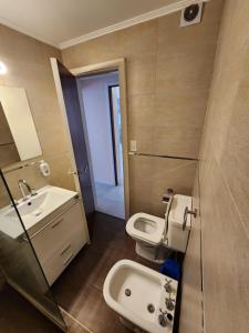 een badkamer met 2 toiletten en een wastafel bij Hermoso 2 ambientes en la costa con vista al mar in Mar del Plata