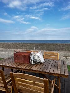 una mesa de picnic con una bolsa y una maleta en la playa en PICNIC　GARDEN, en Awaji