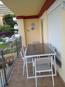 una mesa y sillas en el balcón de una casa en CHALET BLAU MAR, en Peñíscola