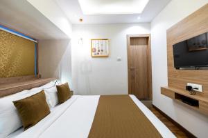 TV a/nebo společenská místnost v ubytování Hotel Larmont Luxury