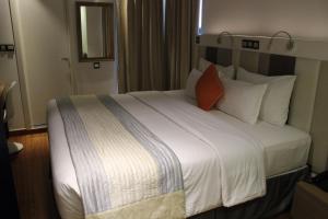 A bed or beds in a room at Beehive Premier