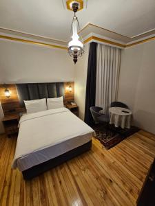 イスタンブールにあるGul Sultan Hotelのベッドとテーブルが備わるホテルルームです。