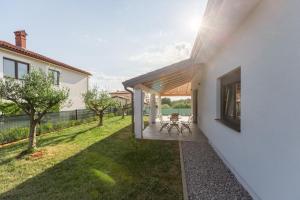 Blick auf den Hinterhof eines Hauses in der Unterkunft Villa Antonina by SeeAdria Agency in Filipac