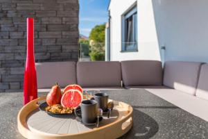 ein Tablett mit Obst auf einem Tisch auf einer Terrasse in der Unterkunft Villa Antonina by SeeAdria Agency in Filipac