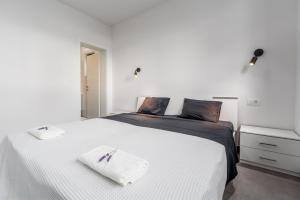 ein weißes Bett mit zwei weißen Handtüchern darauf in der Unterkunft Villa Antonina by SeeAdria Agency in Filipac + 41 Fotos