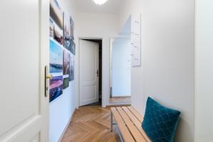 TV a/nebo společenská místnost v ubytování Beautiful Mala Strana Studio by easyBNB