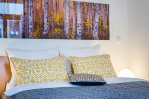 Postel nebo postele na pokoji v ubytování Beautiful Mala Strana Studio by easyBNB