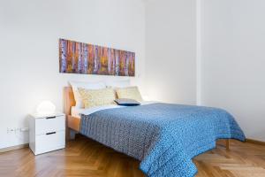 Postel nebo postele na pokoji v ubytování Beautiful Mala Strana Studio by easyBNB