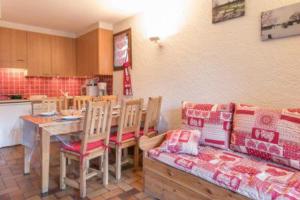 uma sala de estar com um sofá, uma mesa e uma cozinha em Cocoon with garden and beautiful mountain view em Le Monêtier-les-Bains