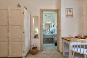 a hallway with a door leading to a bathroom at Affittacamere da Marianna in Alghero