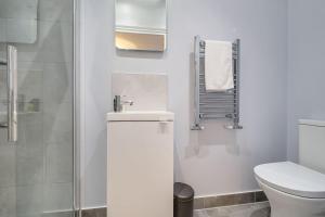 Et badeværelse på Villa Living by Lawsons + 17 billeder