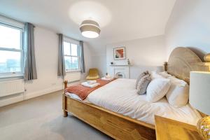 En eller flere senge i et værelse på Villa Living by Lawsons