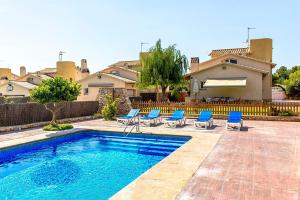 una piscina con sillas azules y una casa en Catalunya Casas Magical Costa Dorada Decadence only 2km to beach!, en Roda de Bará