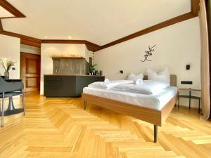 a bedroom with a large bed and a desk at Best Butler Mountain Glory Apartment Bergblick I Küche I Terrasse I Parkplatz I Netflix I Seenähe in Füssen