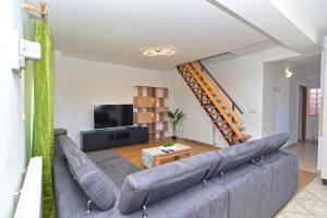 - un salon avec un canapé et un escalier dans l'établissement Apartments Vili 351, à Fažana