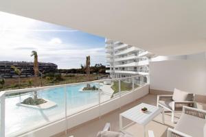 desde el balcón de un edificio con piscina en Global Properties, Apartamento para 5 personas con terraza y vistas a la piscina, en Canet de Berenguer