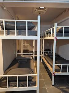 Palanda nebo palandy na pokoji v ubytování Sunsky Hostel