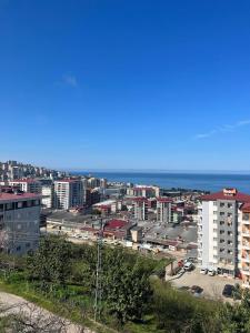 vistas a una ciudad con edificios y al océano en ALSALEH YOMRA VİLLA en Sancak