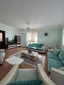 sala de estar con sofás y TV en ALSALEH YOMRA VİLLA en Sancak