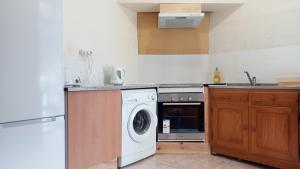 uma cozinha com uma máquina de lavar roupa e uma máquina de lavar louça em Boaventura Hikers Comfort em Boaventura