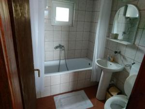ein Badezimmer mit einer Badewanne, einem Waschbecken und einem WC in der Unterkunft Apartmani Sofija in Nov Dojran