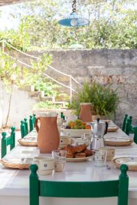 een tafel met borden en een vaas erop bij Villa Aimone in Marina Porto