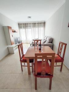 a living room with a table and chairs and a couch at Céntrico apartamento de 2 dormitorios en La Laguna in Las Lagunas