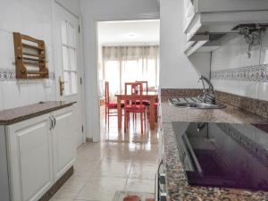 a kitchen with a sink and a kitchen with a table at Céntrico apartamento de 2 dormitorios en La Laguna in Las Lagunas