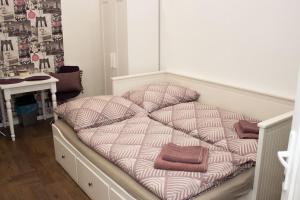1 cama con 2 almohadas en una habitación en Broadway Apartments B1 en Debrecen