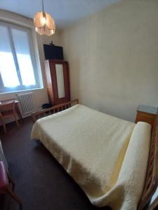 Giường trong phòng chung tại Hôtel Hélios
