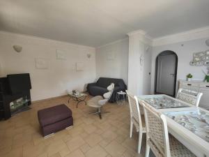 een woonkamer met een tafel en een bank bij VILLA CHARME in Scalea