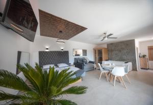 1 dormitorio con 1 cama y sala de estar en Resort TimAJA - pool, massage pool, sauna, en Trebnje