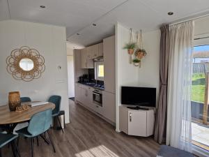 een woonkamer met een eettafel en een keuken bij waddenlief in Ballum