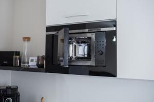 a microwave oven sitting on top of a kitchen counter at TEILOR Apartments 5 in Floreşti