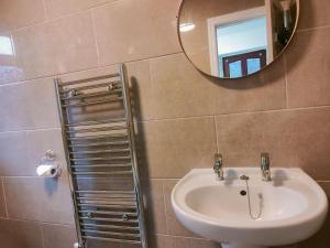 a bathroom with a sink and a mirror at Cosy Home in Historical Beverley Town with Parking in Beverley