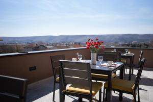 una mesa y sillas en un balcón con vistas en Apartments and rooms SMILE, en Mostar