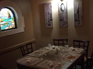 una mesa en un restaurante con vidrieras en Le Petit Keriquel, en La Chapelle-Caro