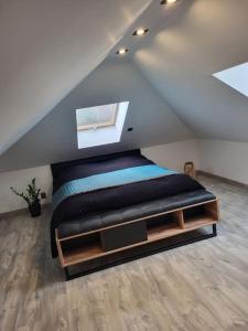 um quarto com uma cama no sótão em Białoborski LAS em Białybór