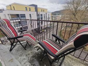 um par de cadeiras sentadas numa varanda em Bel appartement entier, privé 5 Mn de Metz em Longeville-lès-Metz