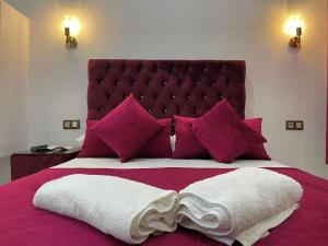 Rúm í herbergi á Hotel Palace tanger