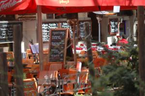 Reštaurácia alebo iné gastronomické zariadenie v ubytovaní Liszt Studio