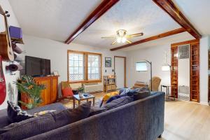 uma sala de estar com um sofá e uma televisão em Elk Valley Lodge em Maggie Valley