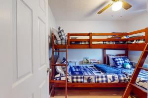 מיטה או מיטות קומותיים בחדר ב-Elk Valley Lodge