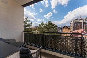 un balcone con sedie e vista sulla città di Apartman MONTANA Vila Luna a Zlatibor