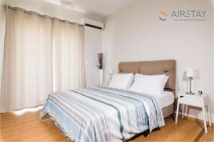 a bedroom with a bed and a window with a table at Anivia Apartments Airport by Airstay in Sp&aacute;ta